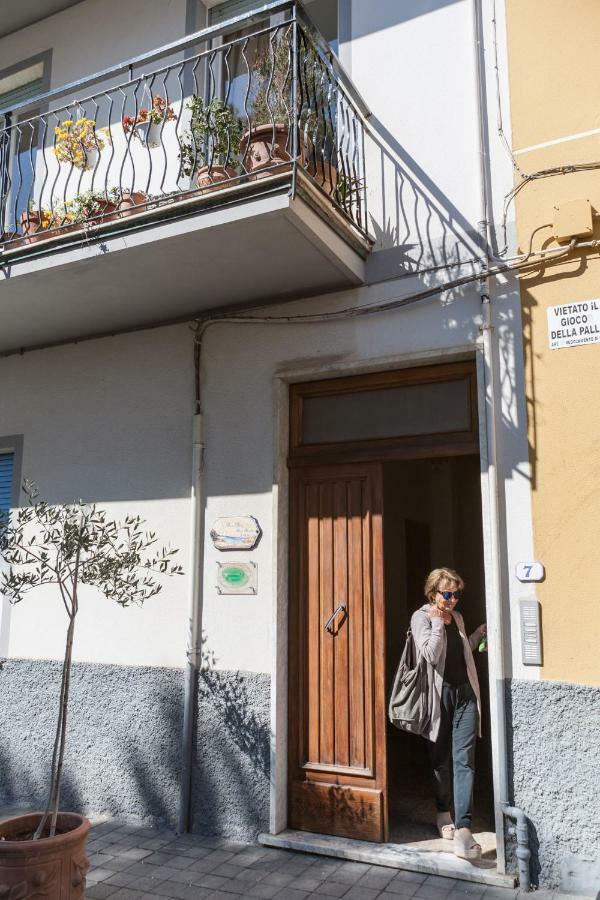 Primo Piano Acomodação com café da manhã Moneglia Exterior foto